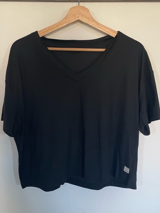 Vuori Tops - Vuori Women’s Oversized Black Short Sleeve V-Neck Tee
